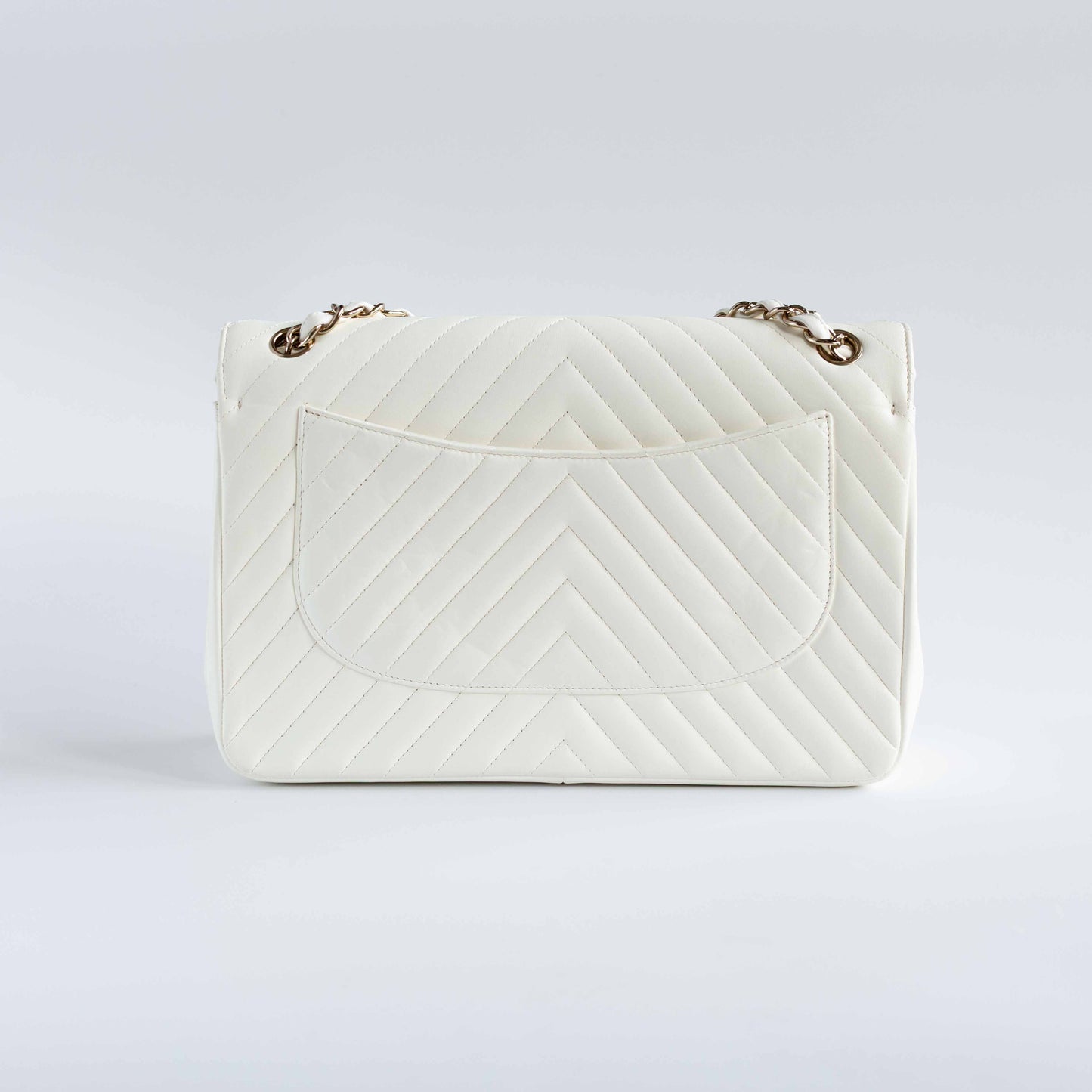 CHANEL - BAG TIMELESS JUMBO DOUBLE FLAP IN WHITE CHEVRON-QUILTED LAMBSKIN WITH GOLD HARDWARE