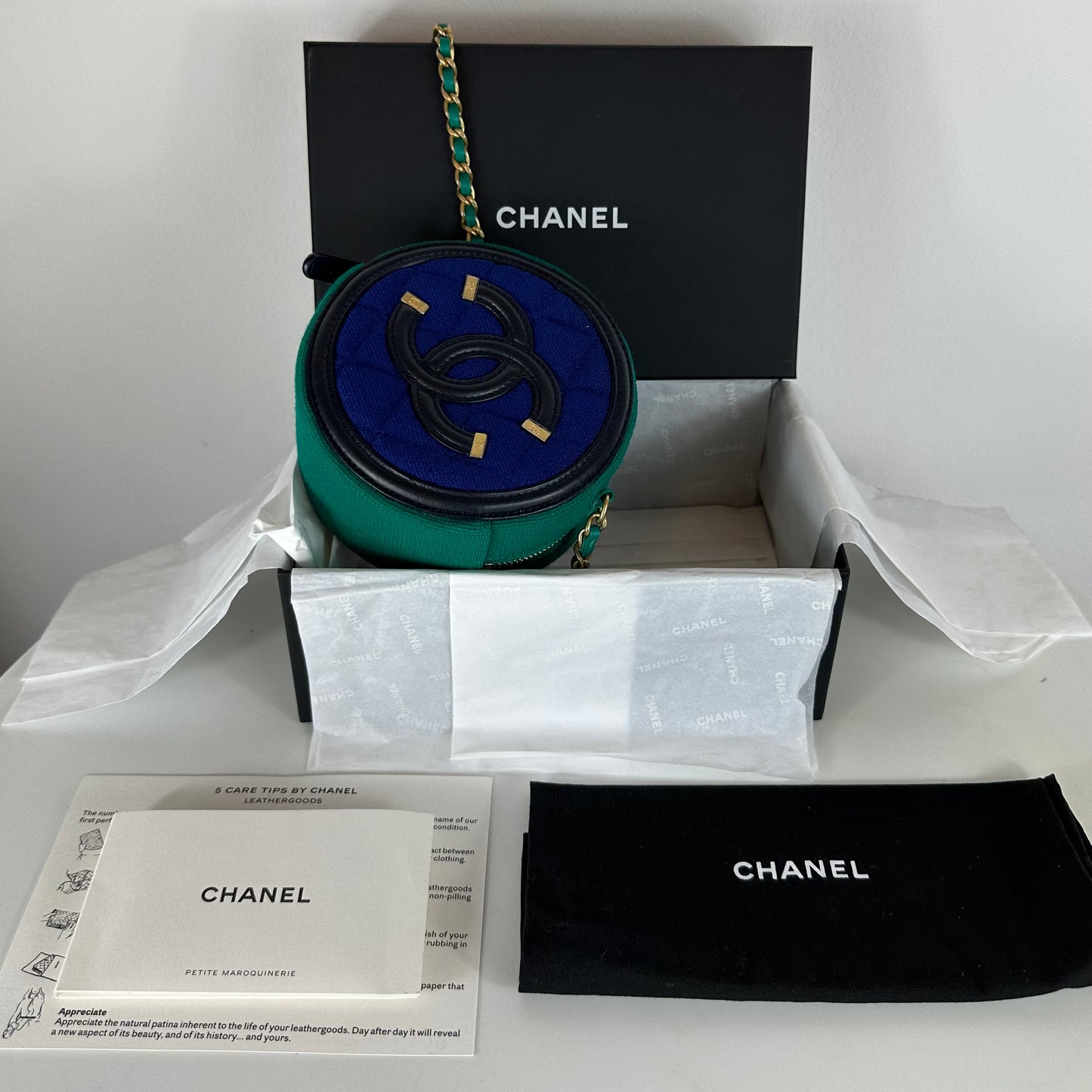 CHANEL - ROUND CLUTCH WITH CHAIN QUILTED JERSEY WOTH LAMBSKIN LOGO BLUE & GREEN