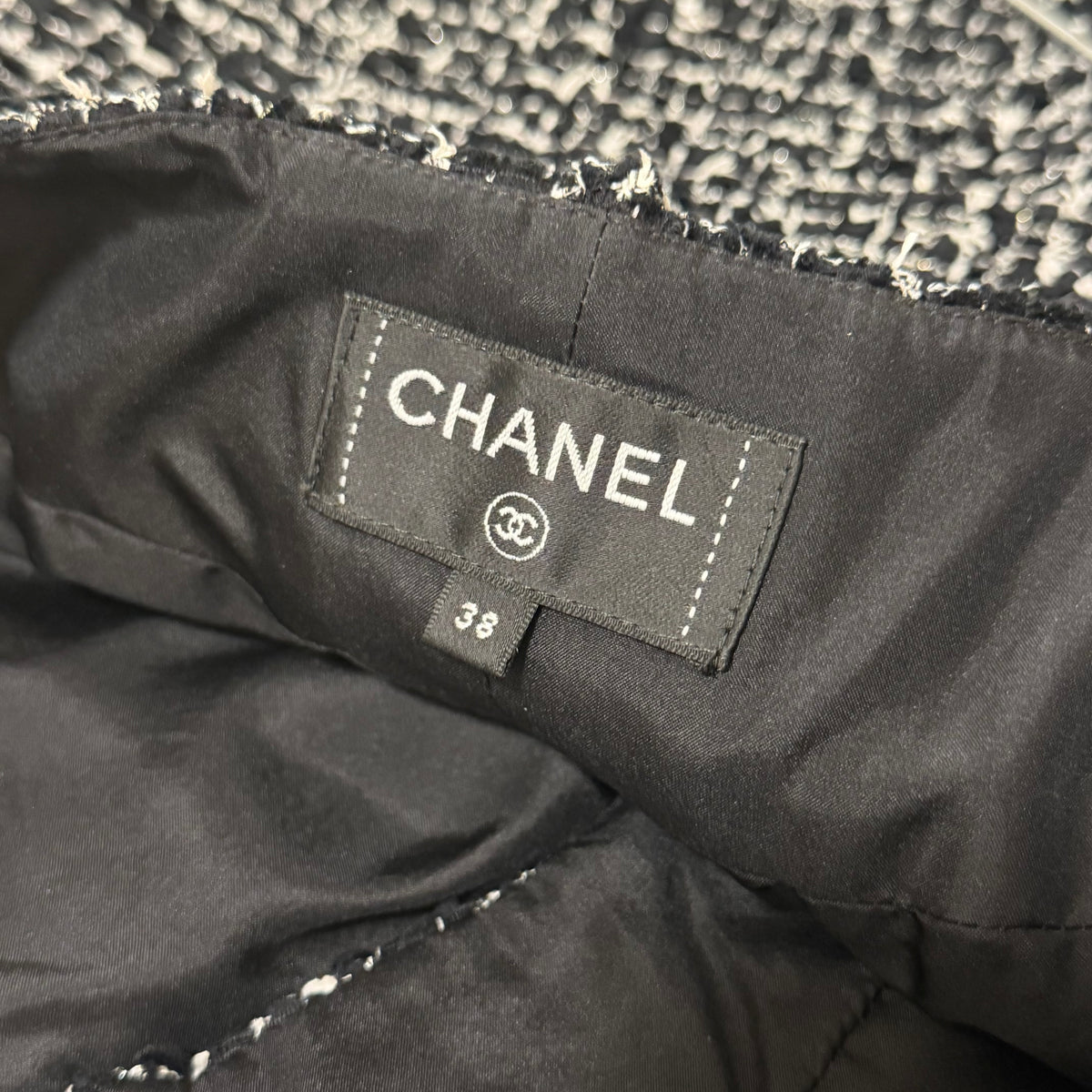 CHANEL - SHORTS TWEED BLACK & WHITE COLLECTION 2024 SIZE 38 FR