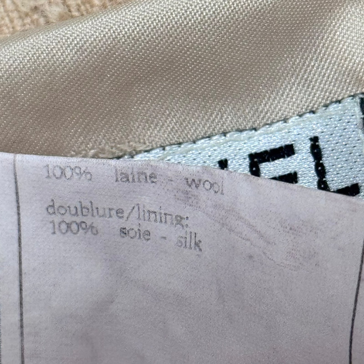 CHANEL – SKIRT SUIT IN BEIGE WOOL BOUCLÉ VINTAGE SPRING 1996 – FR 40 / IT 44