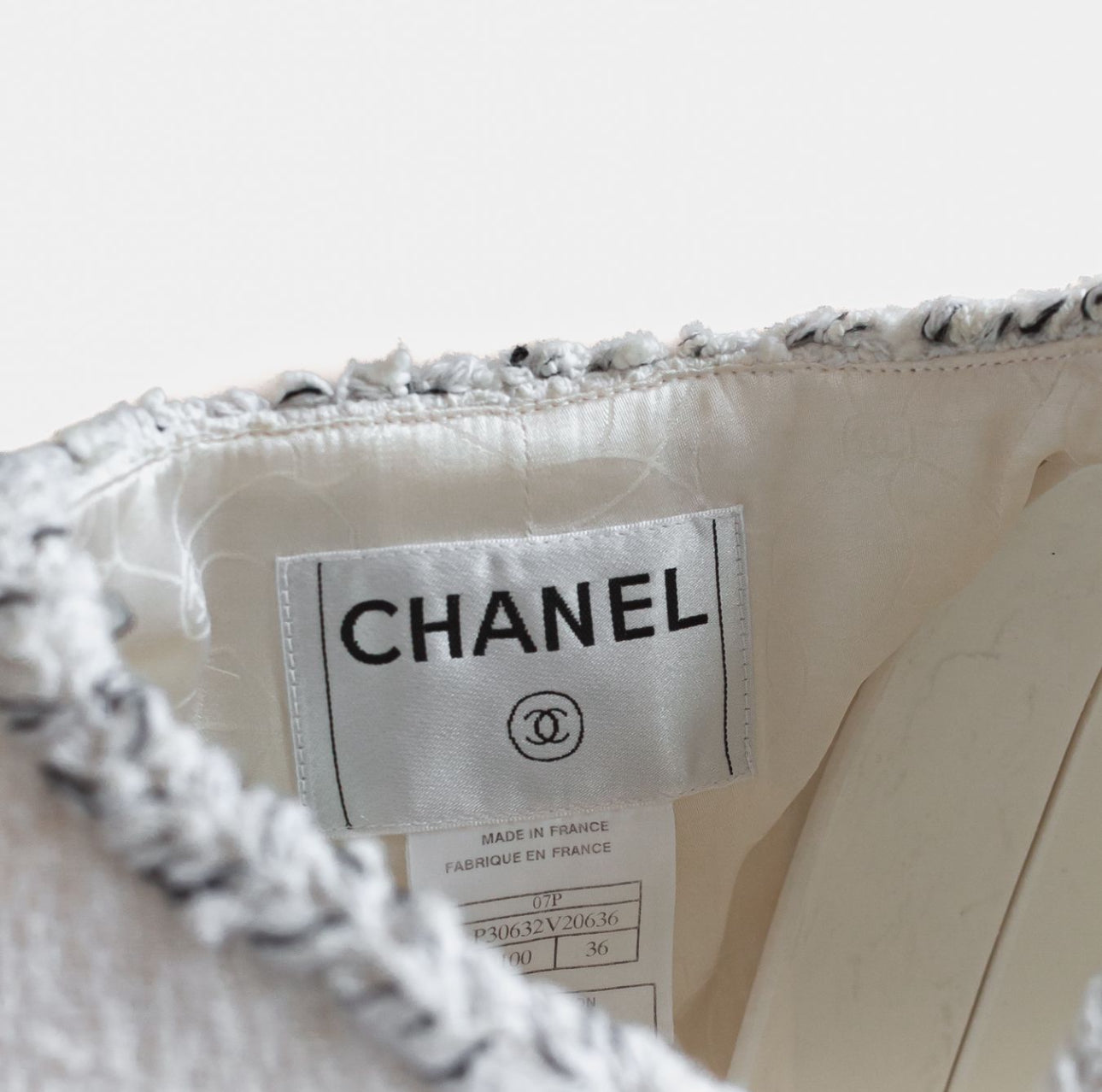 CHANEL - JACKET TWEED WHITE WITH GOLD CC BUTTONS SIZE 36 FR