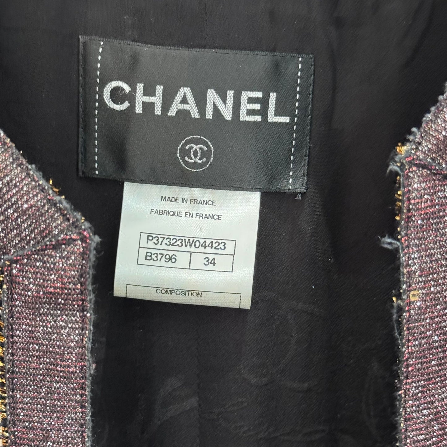 CHANEL – JACKET AND SKIRT SET WITH METALLIC GOLD STRIPES SIZE 34 FR