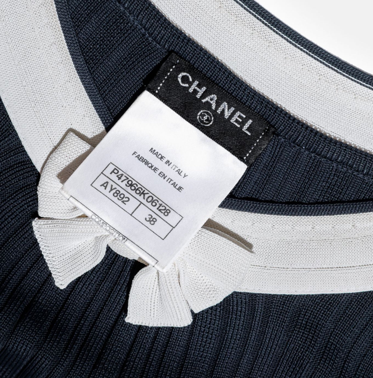 CHANEL - DRESS LONG NAVY AND WHITE RIBBED PLEATED KNIT SIZE 38 FR