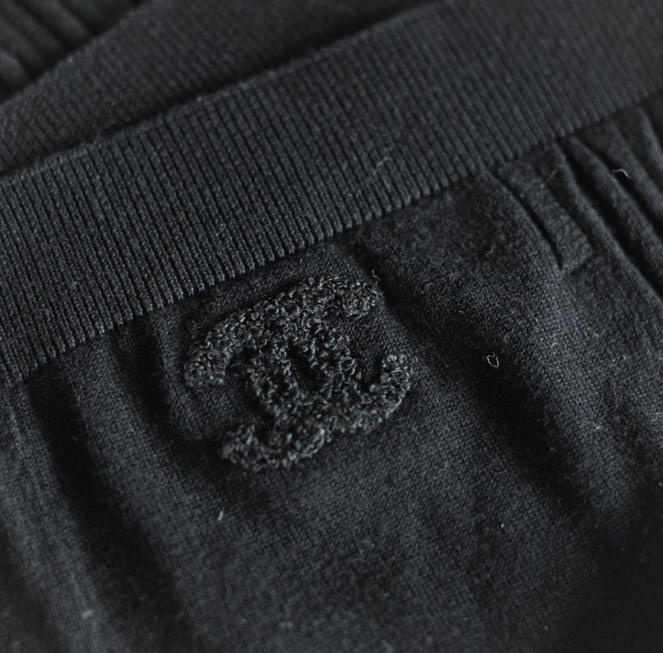 CHANEL - TOP RIBBED BLACK COTTON WITH LOGO DETAIL SIZE 38 FR