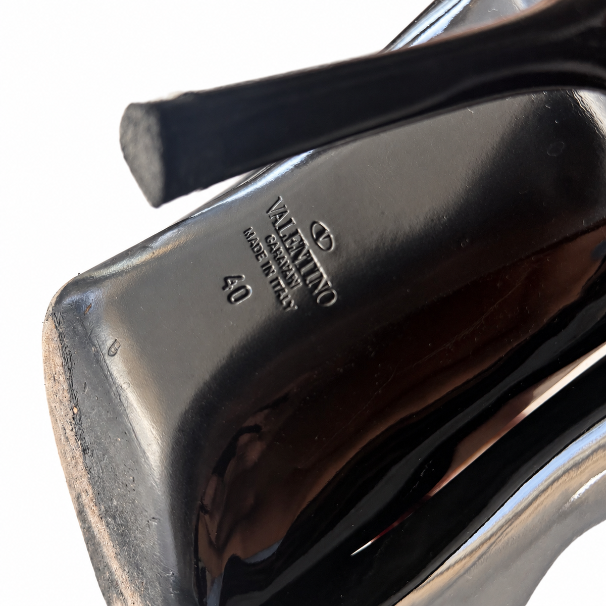 VALENTINO – PUMPS IN BLACK PATENT LEATHER WITH OVERSIZED STUD DETAIL – EU 40