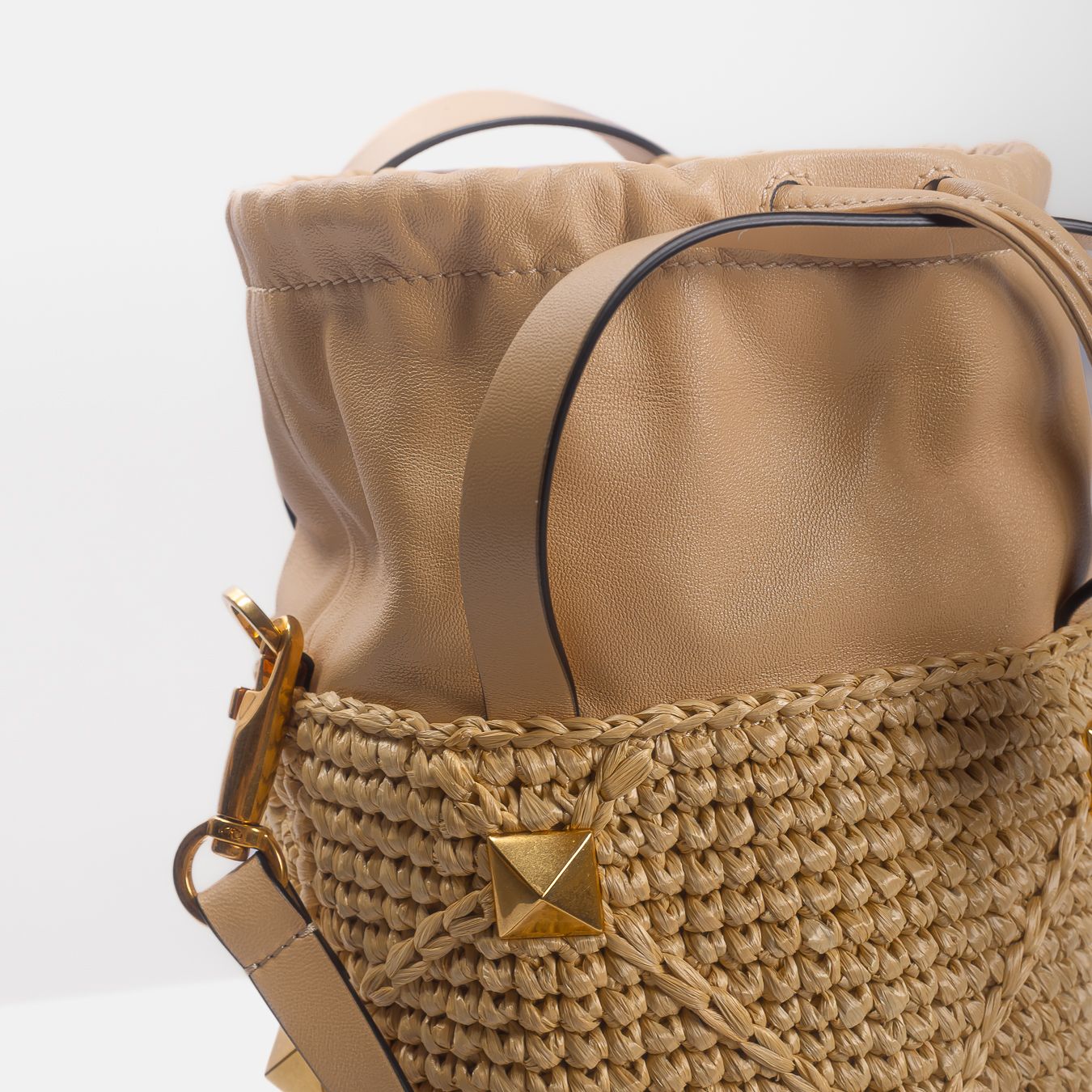 VALENTINO - BAG BUCKET ROMAN STUD IN RAFFIA AND LEATHER