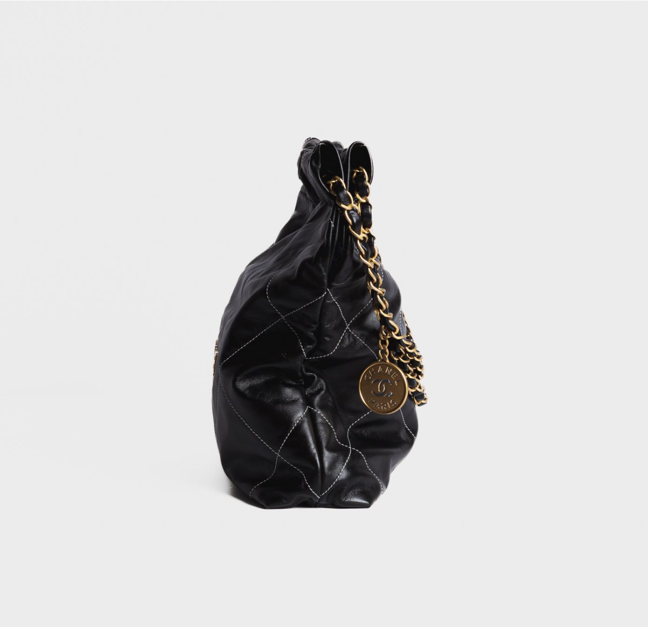 CHANEL - BAG SMALL CHANEL 22 IN SHINY LEATHER BRUSHED GOLD TONE HARDWARE