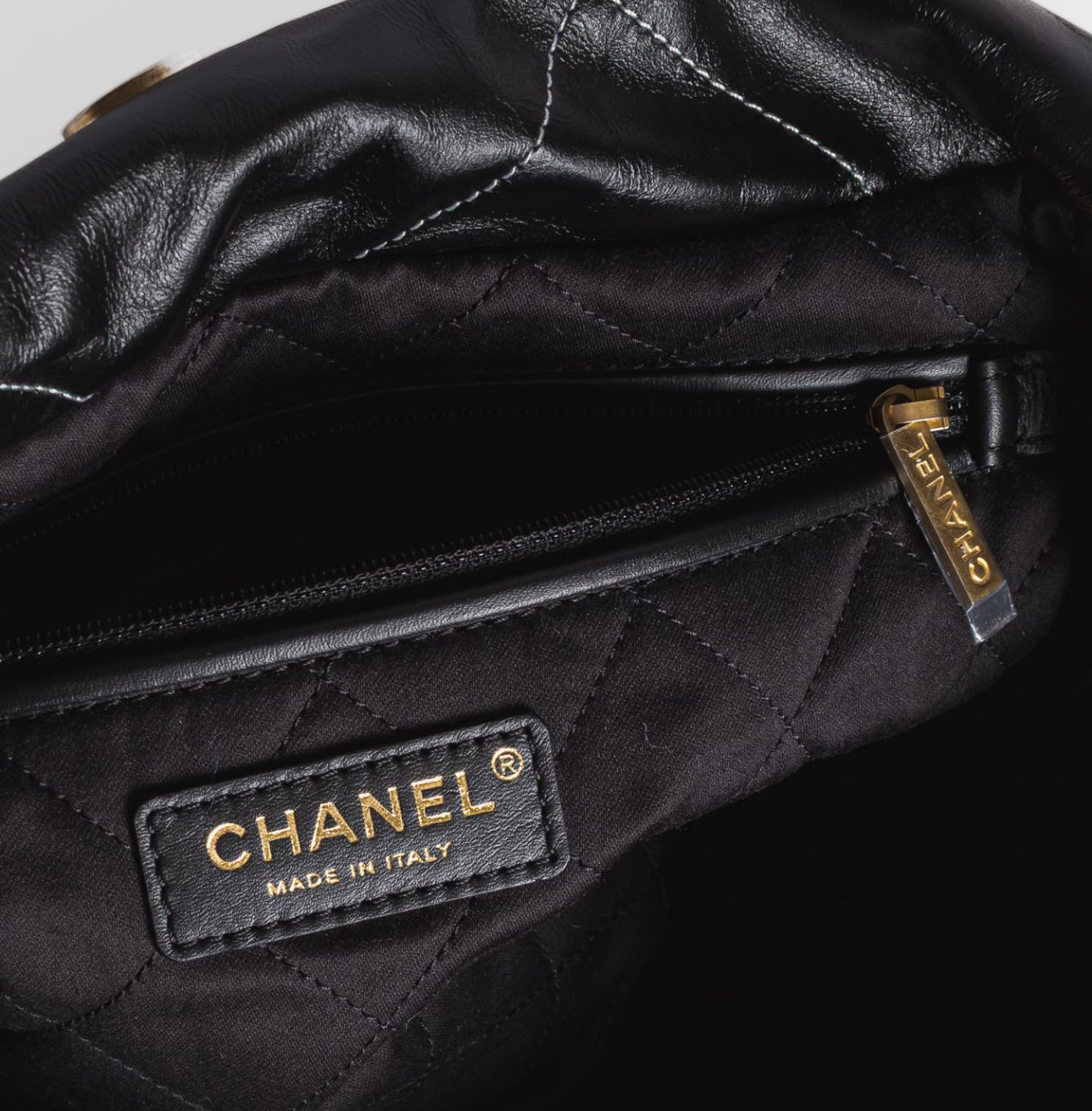 CHANEL - BAG SMALL CHANEL 22 IN SHINY LEATHER BRUSHED GOLD TONE HARDWARE