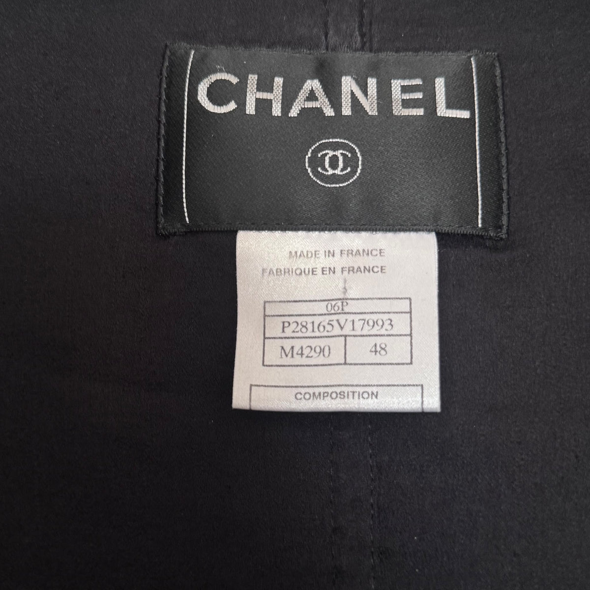CHANEL – JACKET BLACK & WHITE TEXTURED TWEED BELTED WITH CC BUTTONS SIZE 48 FR