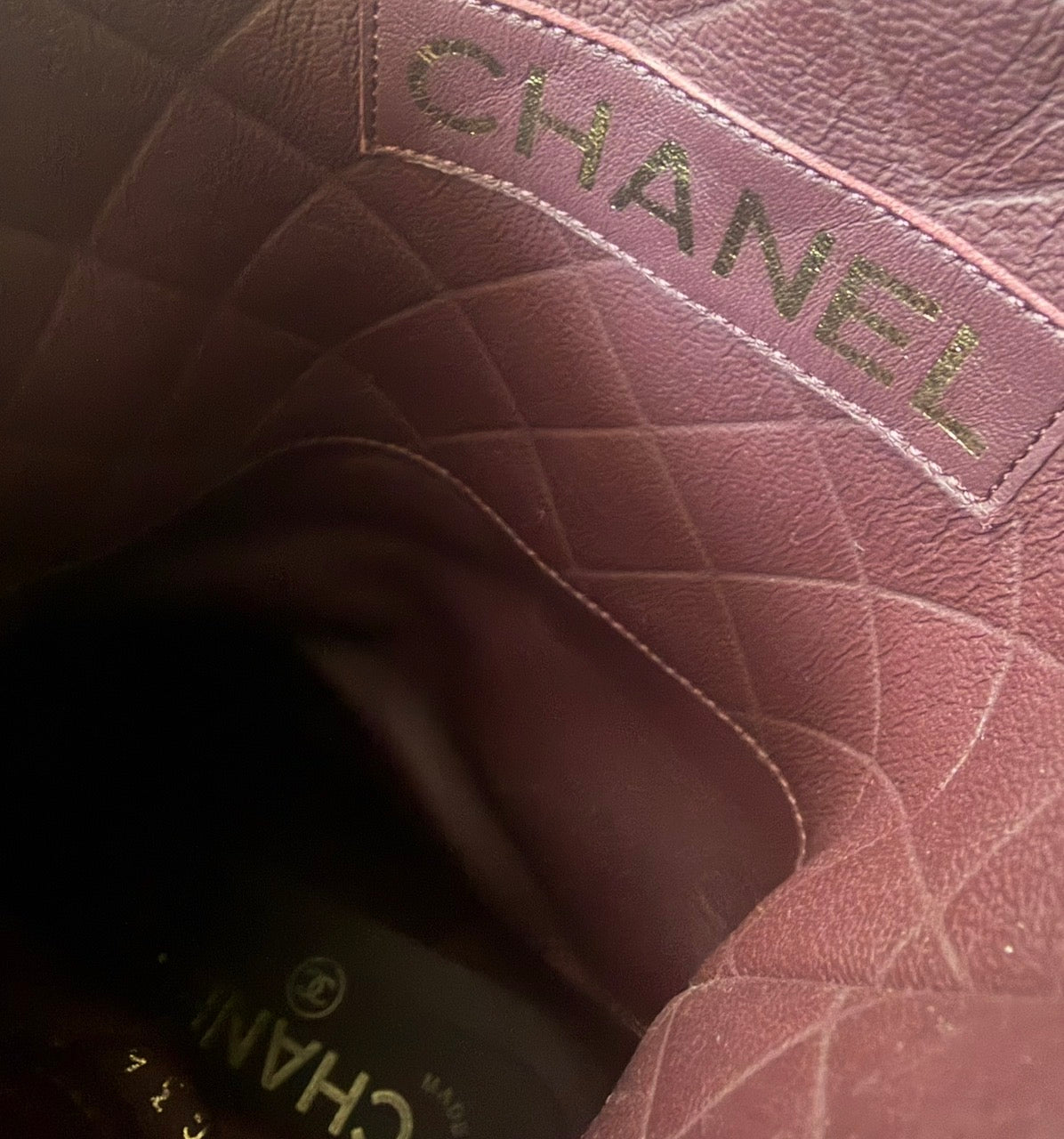 CHANEL - BOOTS BLACK LEATHER CC SIGNATURE GOLD TONE LOGOS SIZE 37 EU