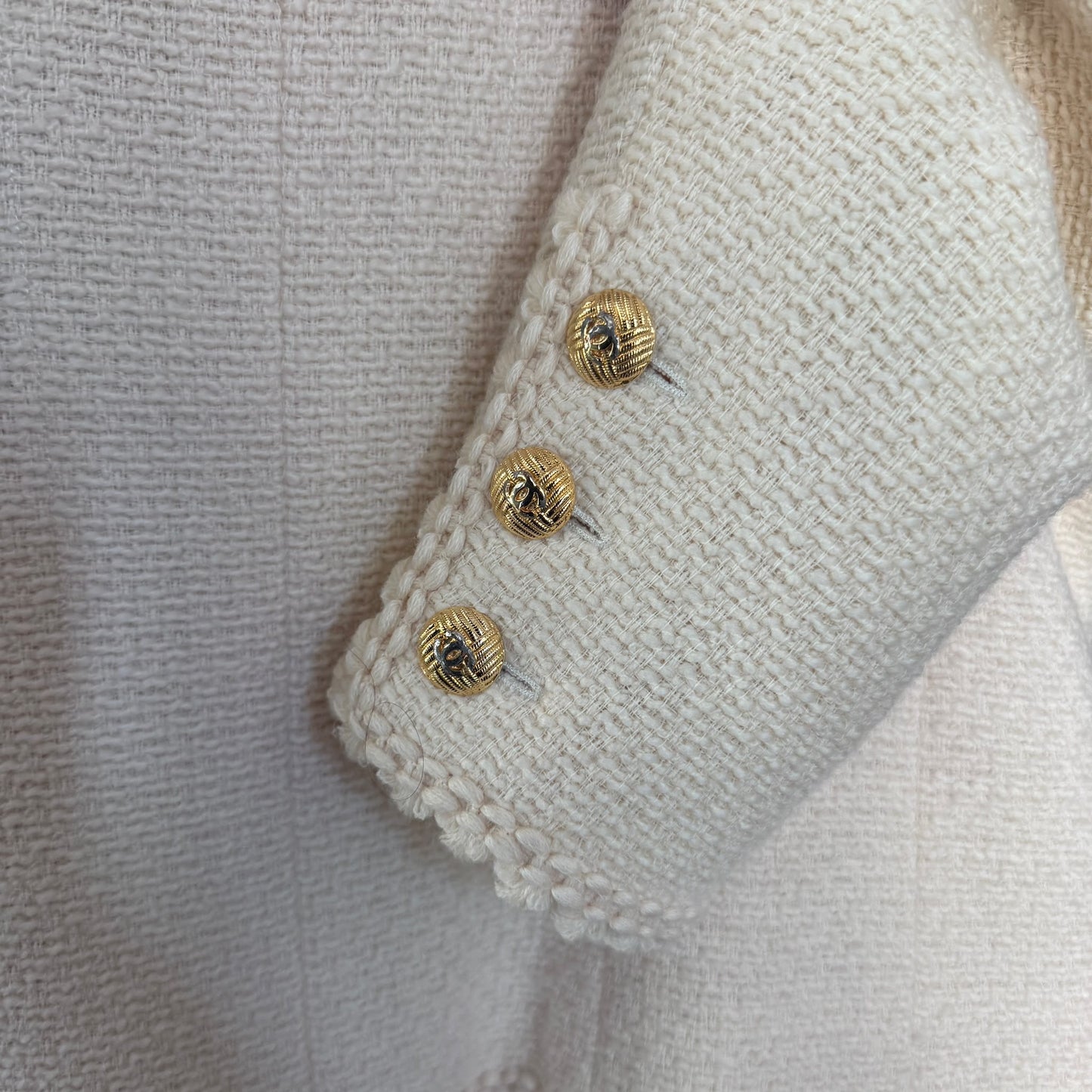 CHANEL - JACKEY TWEED IVORY WITH GOLD CC BUTTONS SIZE 38 FR